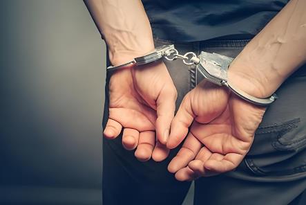 关于对故意伤害、盗窃等严重破坏社会秩序的犯罪分子能否附加剥夺政治权利问题的批复