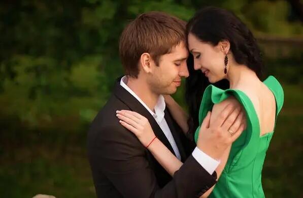 男方出轨可以让他净身出户吗?签署净身出户协议是否具备法律效力?