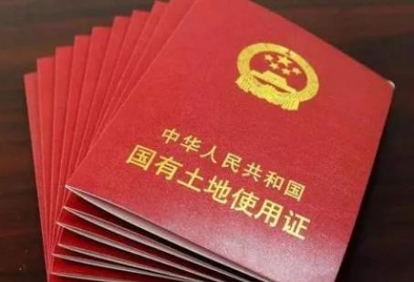农村父母能把土地使用权给子女吗？