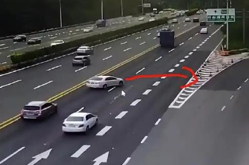 2025年高速连续变道扣几分罚多少钱?